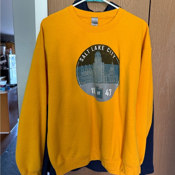 Gildan Men's Crewneck Sweater in Yellow with Salt Lake City Graphic - Picture 1 of 1